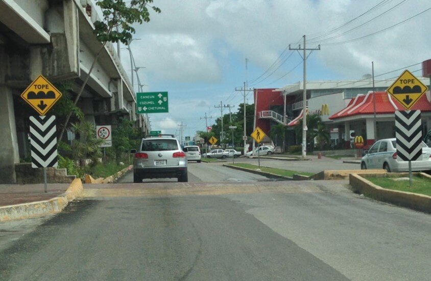Topes auf einer mexikanischen Strasse